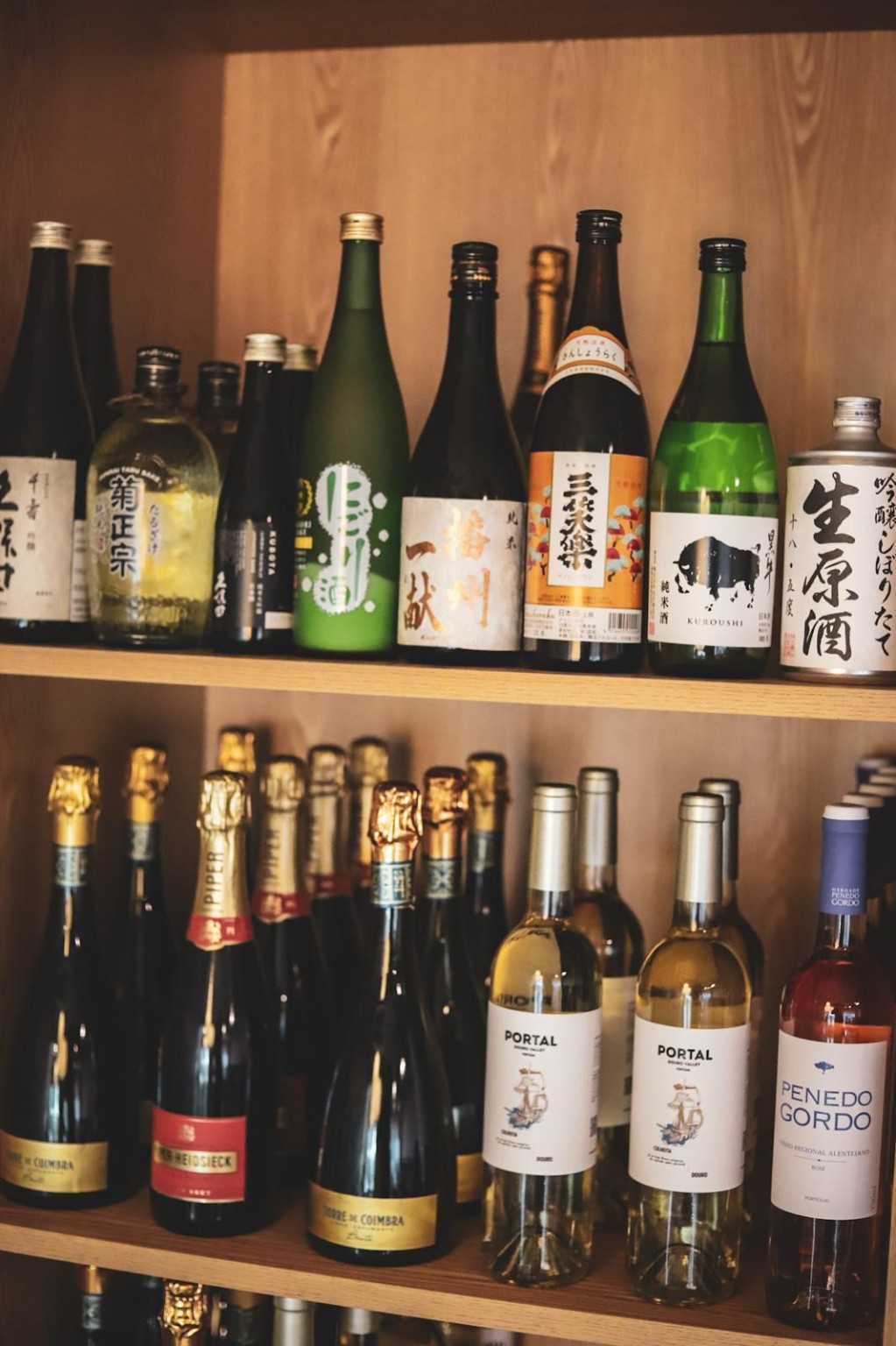 Seleção de sake e vinhos