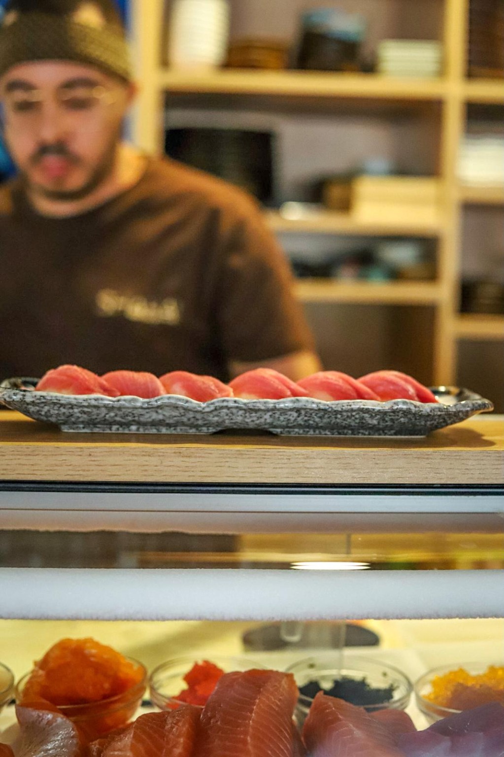 Nigiri de atum no balcão Shakai
