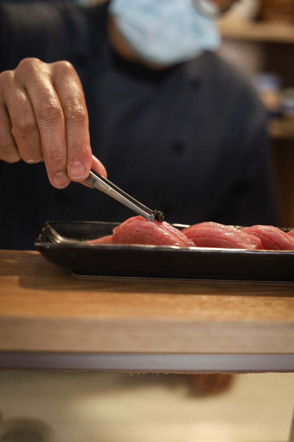 Finalização de nigiri de atum
