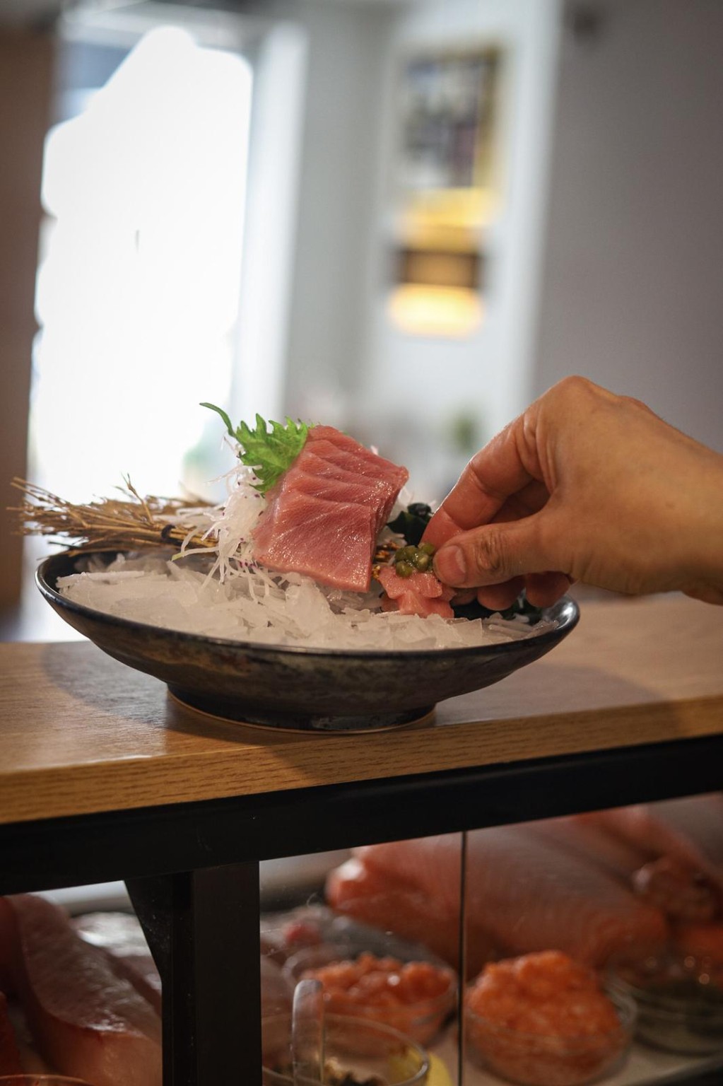 Sashimi de atum em preparação